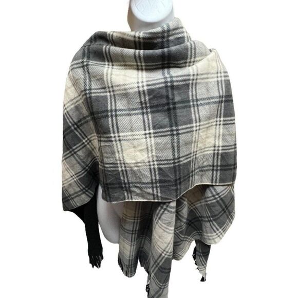 Estudio OS Reversible Plaid Shawl Black Cape Transitional Staple Fringe Wrap - Picture 4 of 11